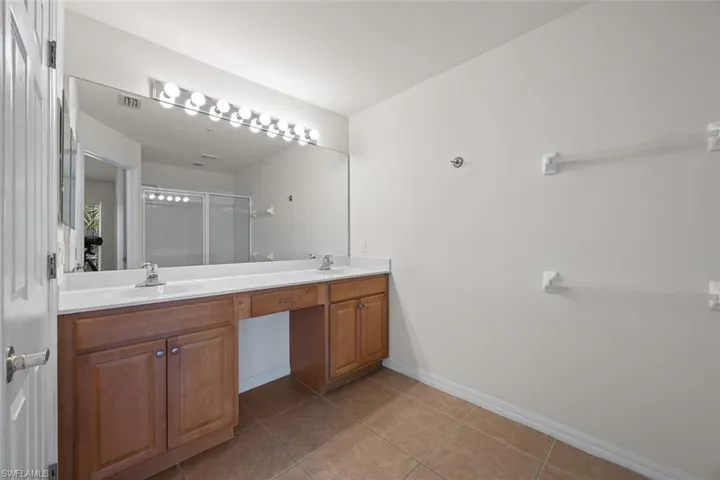 1260  Oxford  LN, Naples, FL 34105