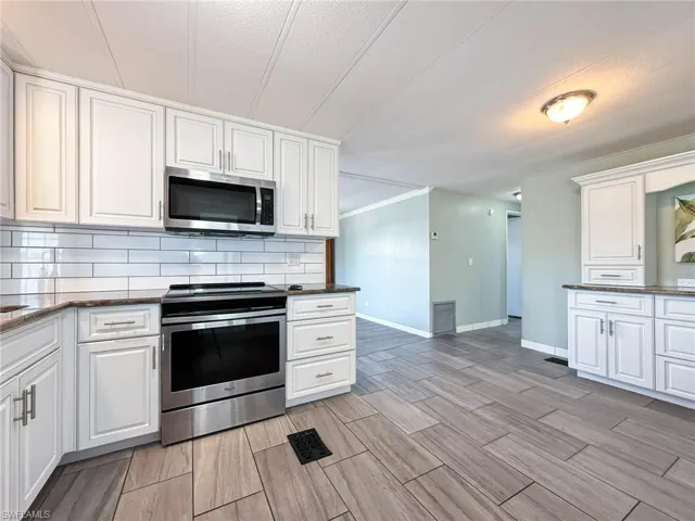 Ceramic Tile in Kitchen thru all Wet Areas