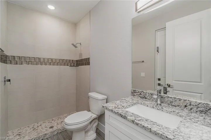 2nd suite pool bath.