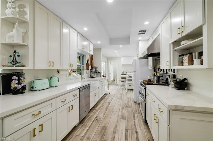 Quartz counter tops/ ample storage and pantry/ice maker