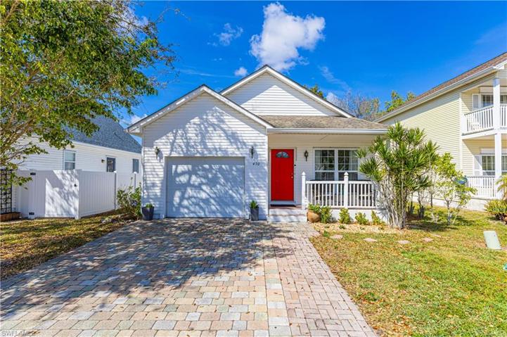 470  Leawood  CIR, Naples, FL 34104