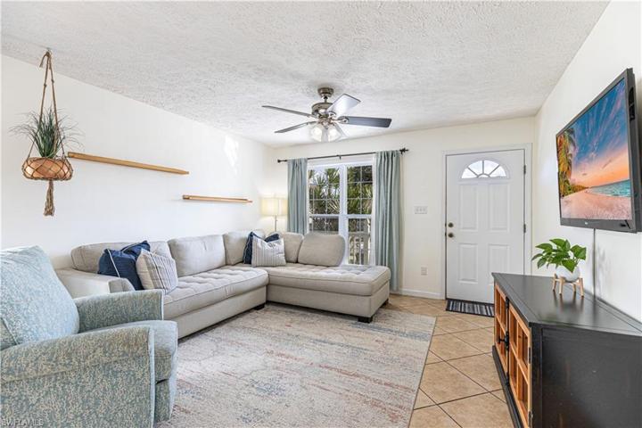 470  Leawood  CIR, Naples, FL 34104
