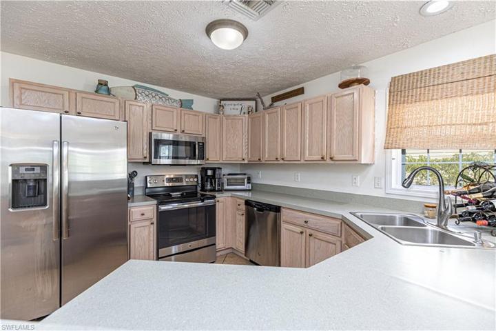 470  Leawood  CIR, Naples, FL 34104