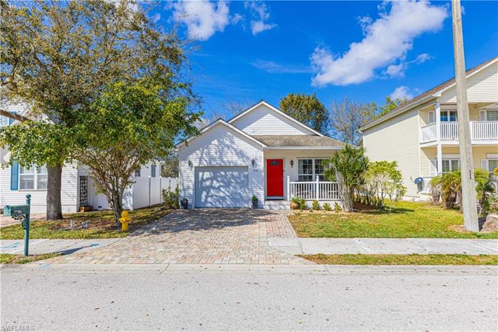 470  Leawood  CIR, Naples, FL 34104