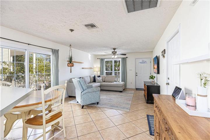 470  Leawood  CIR, Naples, FL 34104