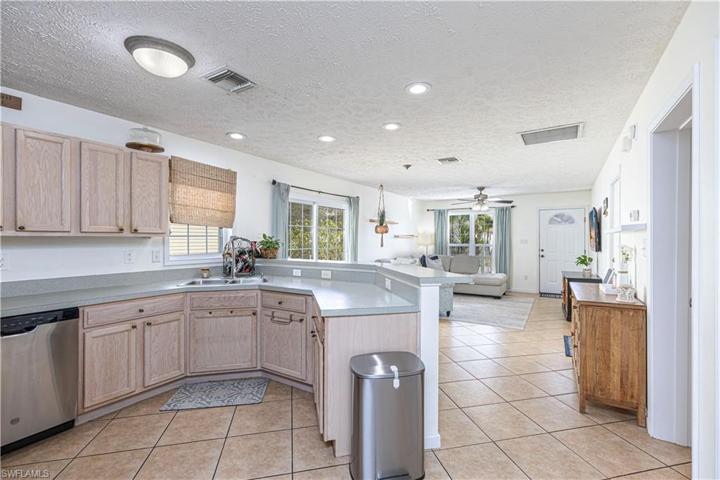 470  Leawood  CIR, Naples, FL 34104