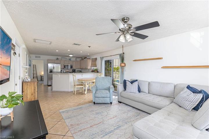 470  Leawood  CIR, Naples, FL 34104