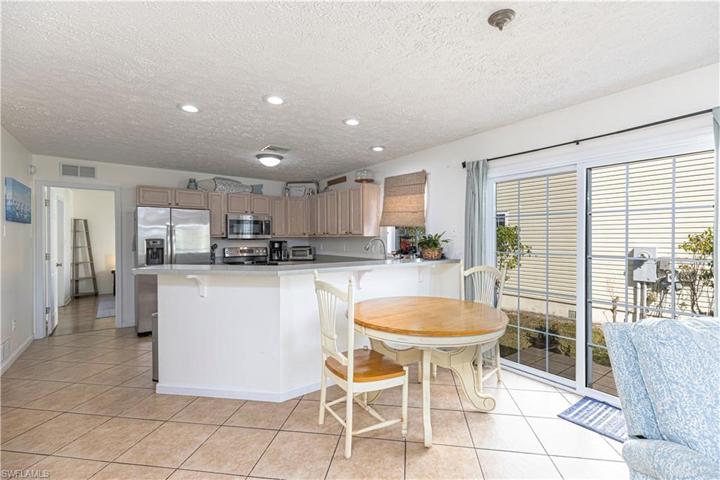 470  Leawood  CIR, Naples, FL 34104