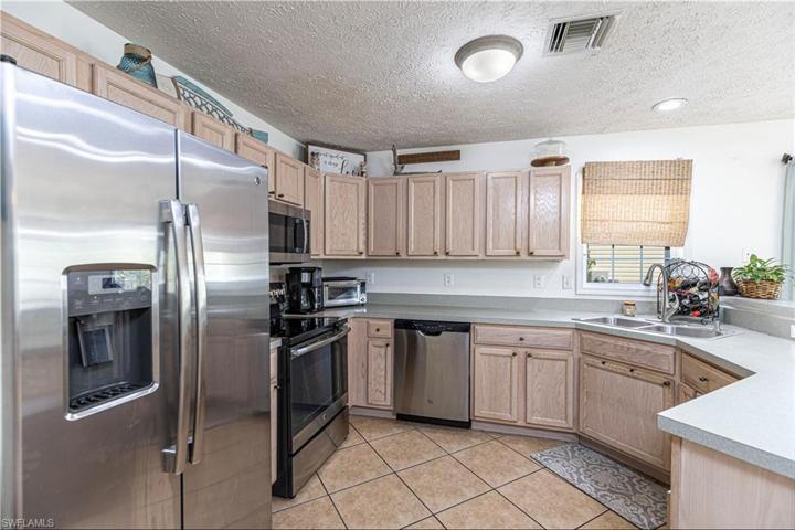 470  Leawood  CIR, Naples, FL 34104