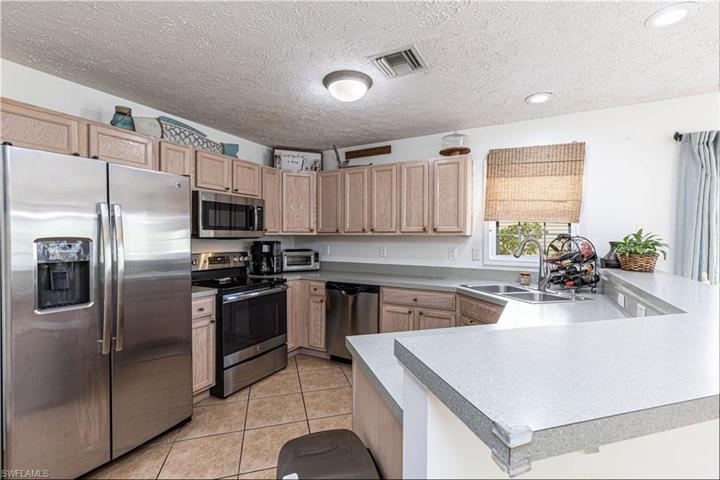 470  Leawood  CIR, Naples, FL 34104