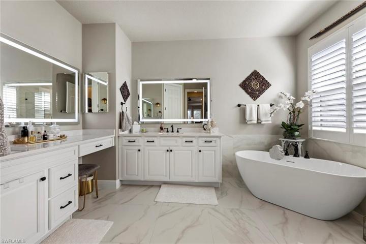 Dual vanities, large soaking tub