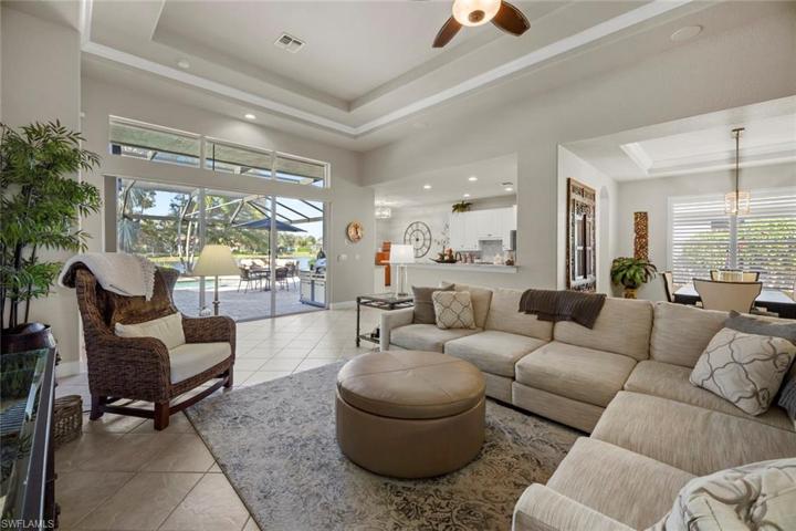 Great room w/direct lanai access