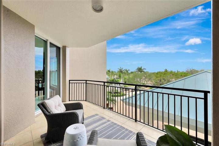 Shared balcony between guest bedrooms