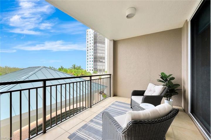 Shared balcony between guest bedrooms
