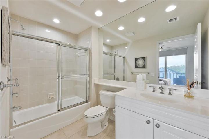 Full bath in 2nd guest bedroom with tub/shower combo