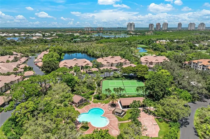 Bird’s-eye view of Wedgewood amenities and surrounding green space.