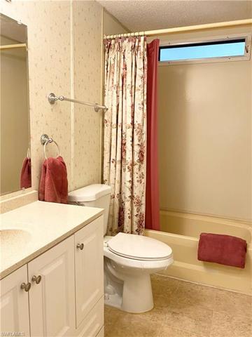Guest Bath w/Tub & Shower