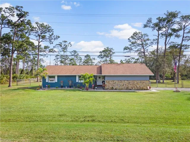 Ranch-style house with a front yard