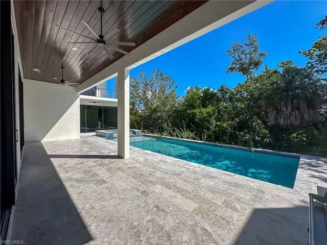 Kitchen & Living room opens to spacious outdoor lounge