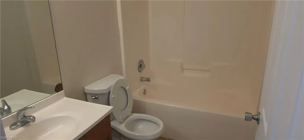 Full bath with vanity and washtub / shower combination