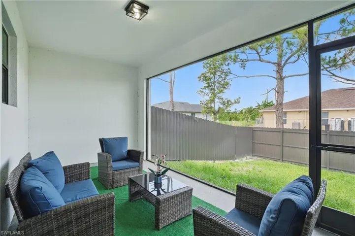 Sunroom / solarium featuring an outdoor hangout area