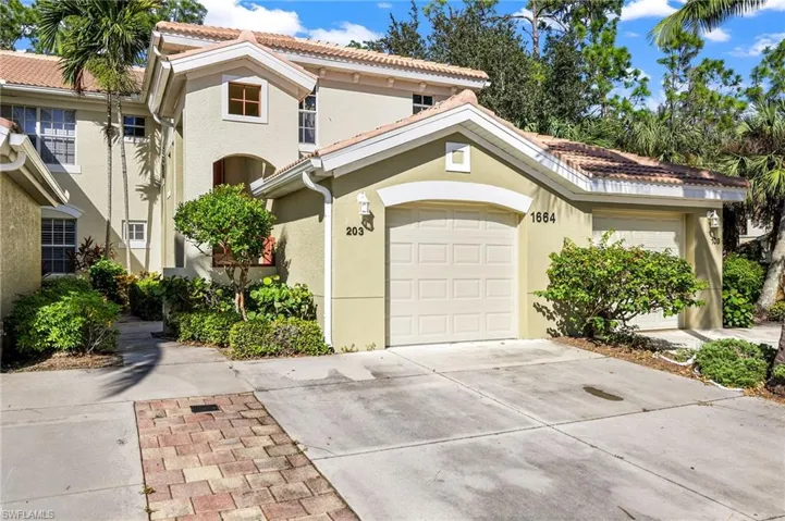 Welcome to this stunning end-unit carriage home in the highly sought-after, pet-friendly Tarpon Bay community in the heart of Naples.