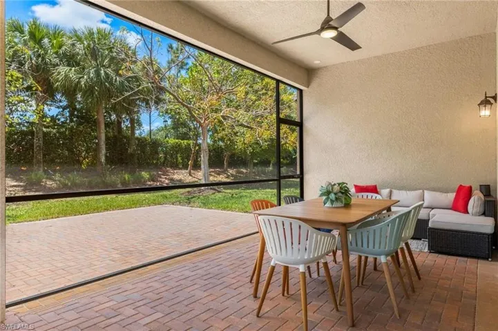 Sunroom / solarium with ceiling fan