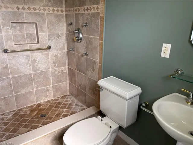 PRIMARY BATHROOM WITH TILED SHOWER