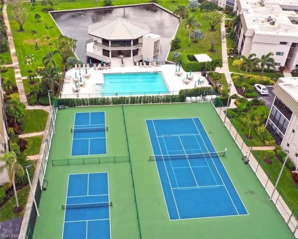 Clubhouse/pool/tennis/ pickleball