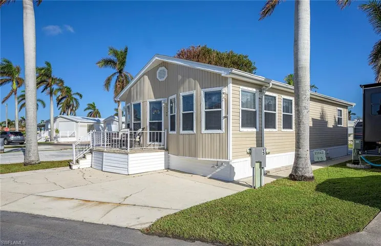 Manufactured / mobile home with a front yard