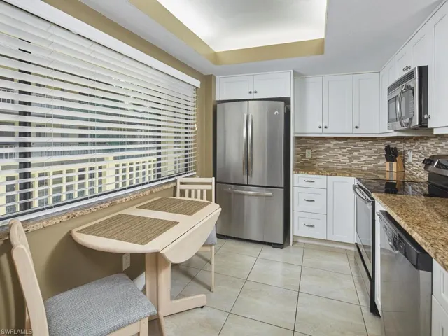 The layout of this kitchen places everything conveniently at your fingertips.