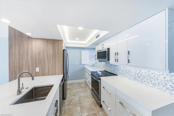 Gorgeous kitchen with high end appliance, quartz counters and more