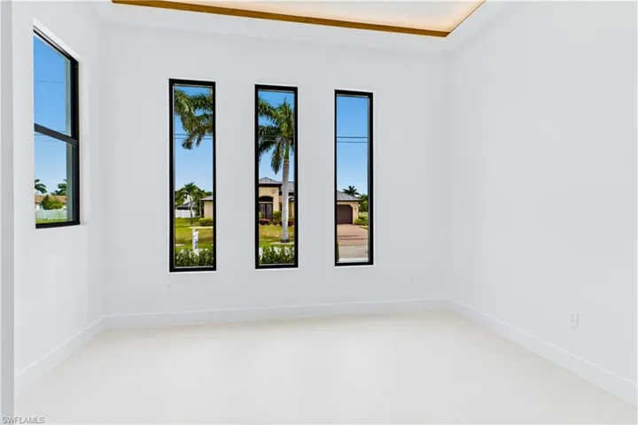 SUITE 2 - SPLIT FLOOR PLAN for privacy & convenience