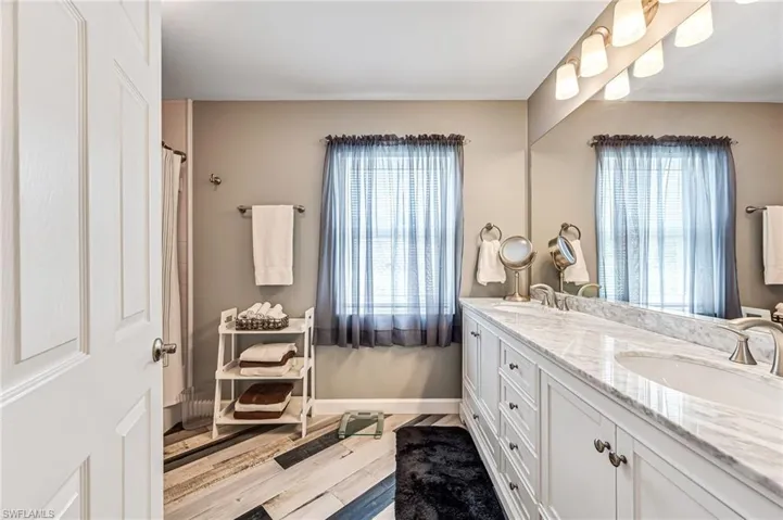 Guest bath w/dual sinks