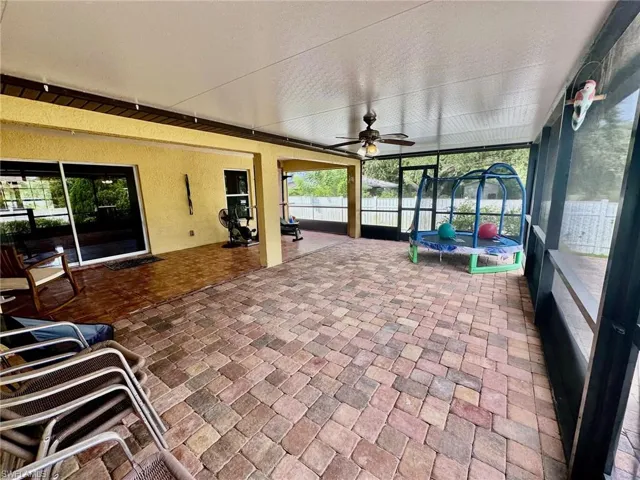 Sunroom / solarium with ceiling fan