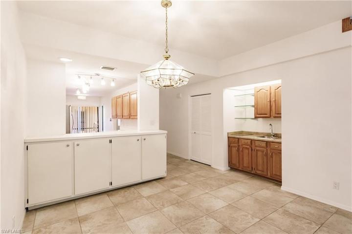 DINING AREA & WET BAR