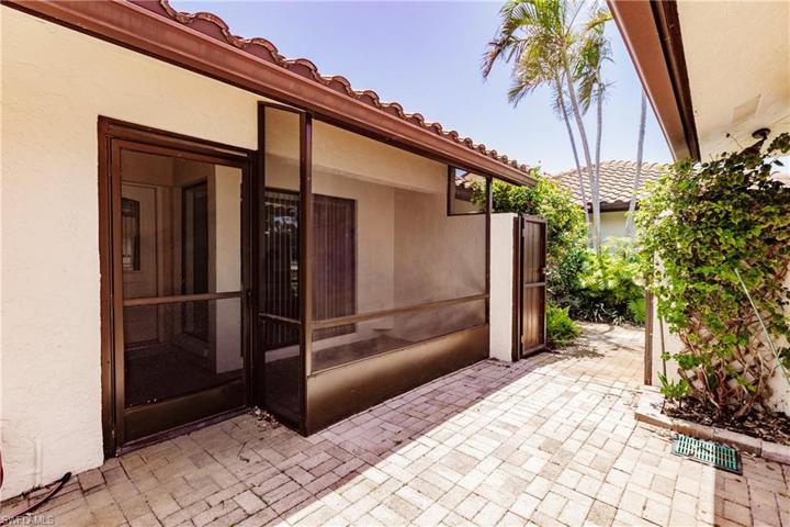 SCREENED PORCH & VILLA ENTRANCE