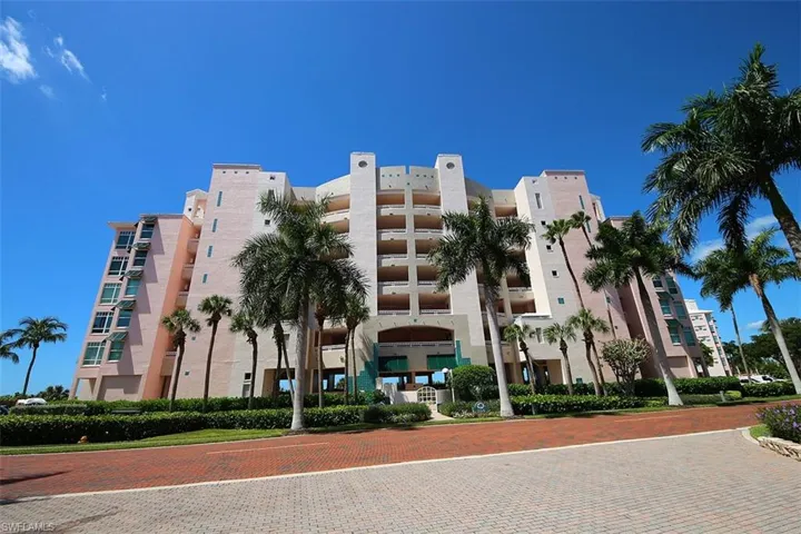 View of apartment building / complex