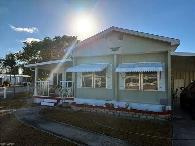Manufactured / mobile home with a porch and a carport