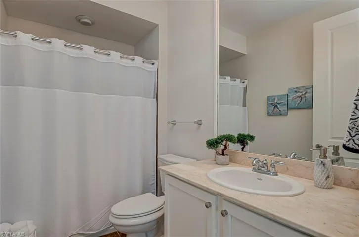 2nd bathroom in the hallway between the other bedrooms- tub/shower combo