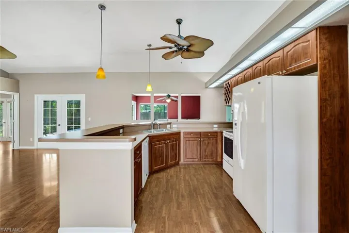 Kitchen offers plenty of cabinet and counter space!