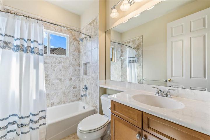 Guest Bath Between Bedrooms #2 and 3...