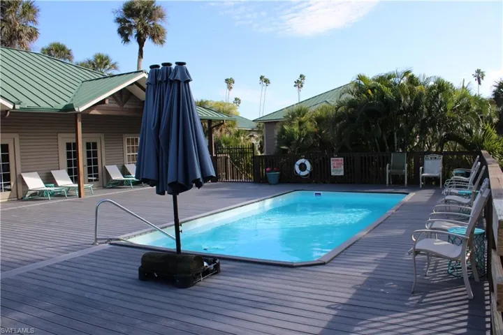 Sunbathing & Refreshing pool