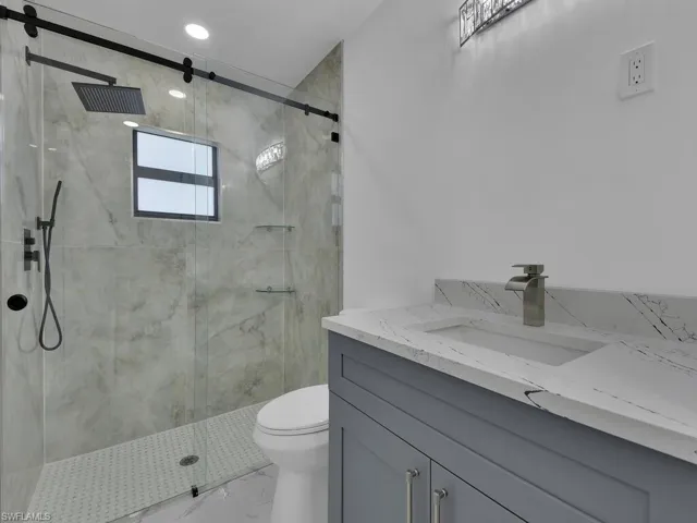 Master Shower, Mirror Included