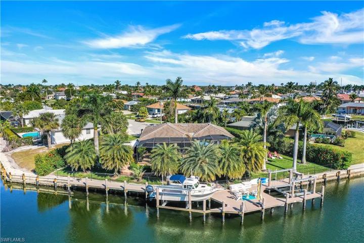 746 Apple CT, MARCO ISLAND FL 34145