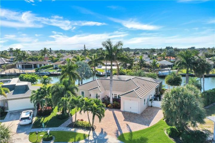 746 Apple CT, MARCO ISLAND FL 34145