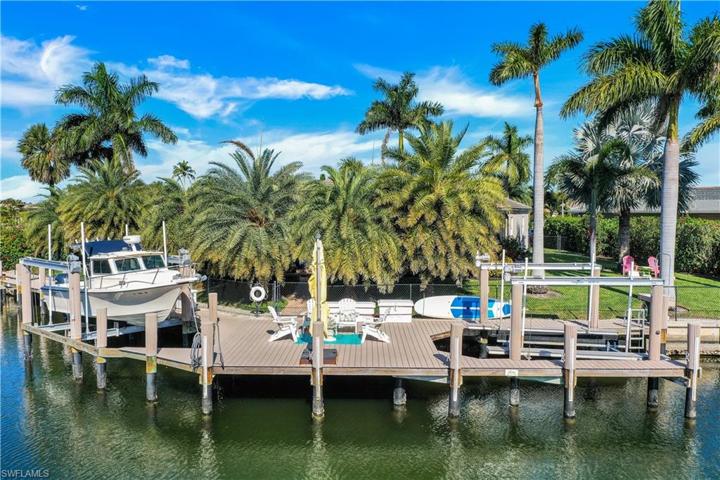 746 Apple CT, MARCO ISLAND FL 34145