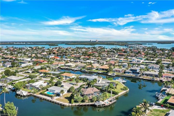 746 Apple CT, MARCO ISLAND FL 34145