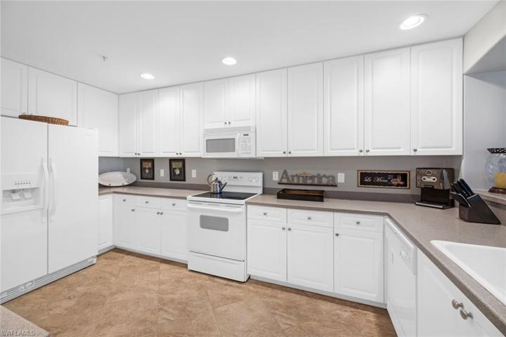 1128  Manor Lake  DR, Naples, FL 34110