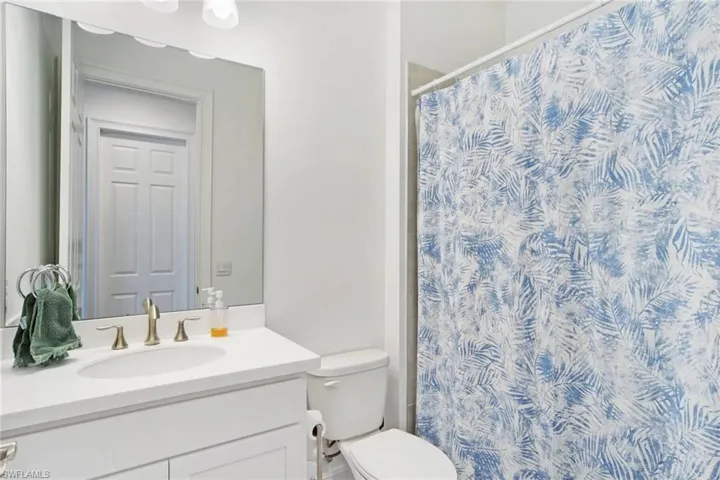 Guest En-suite Bath